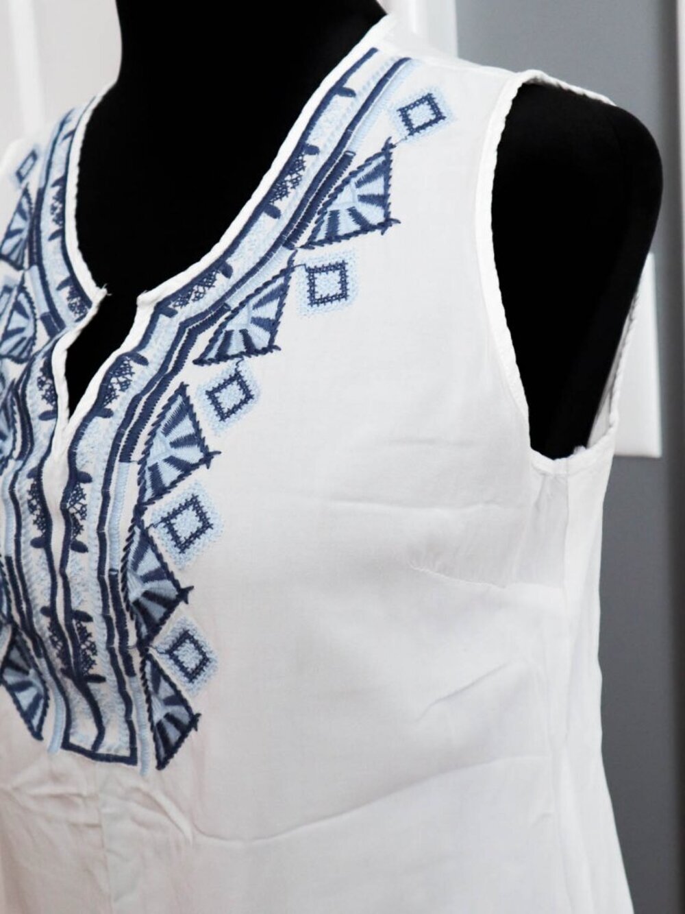 Solitaire Embroidered Tank Top Boho Festival Women's Sz Medium Blue & White - Picture 4 of 6